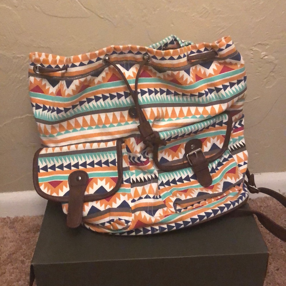 Patterned backpack - Picture 5 of 9